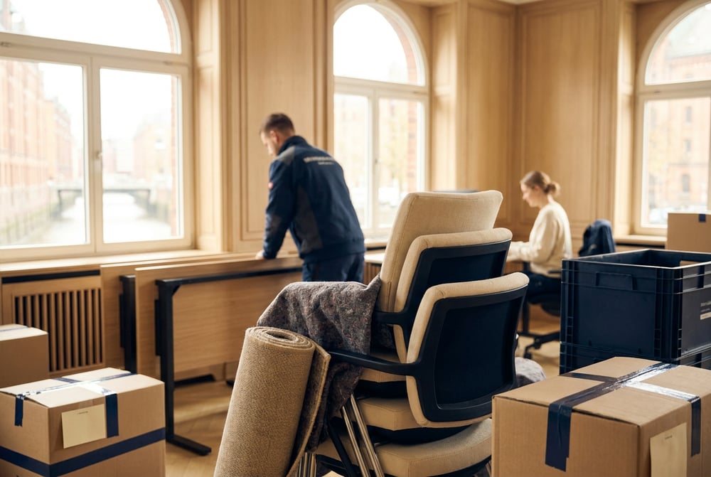 Gestapelte Bürostühle und zusammengeklappte Schreibtische
