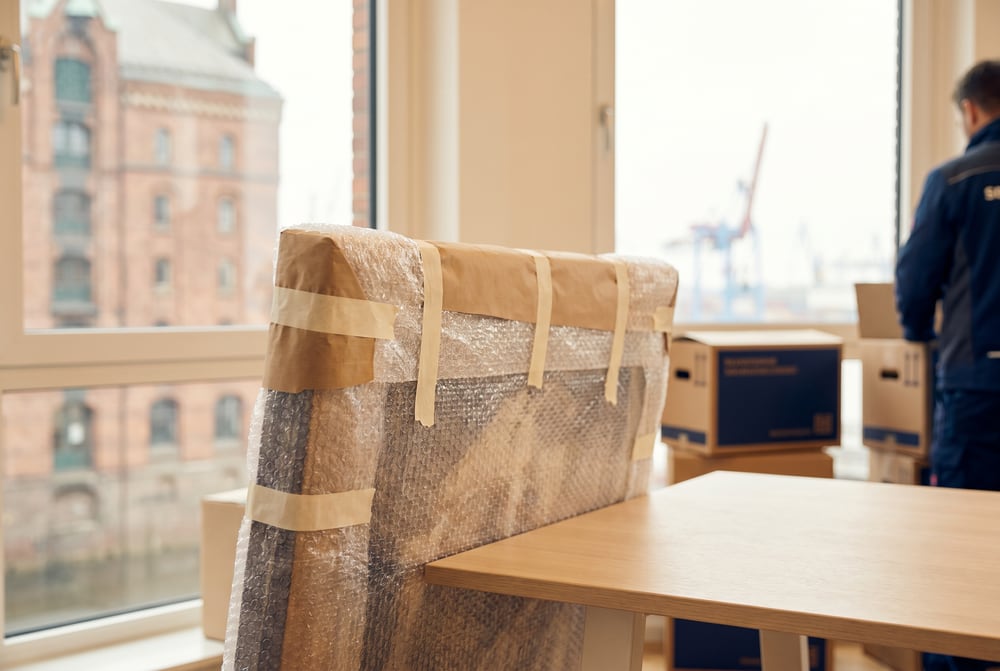 Einpacken eines Bilderrahmens in Schutzmaterial